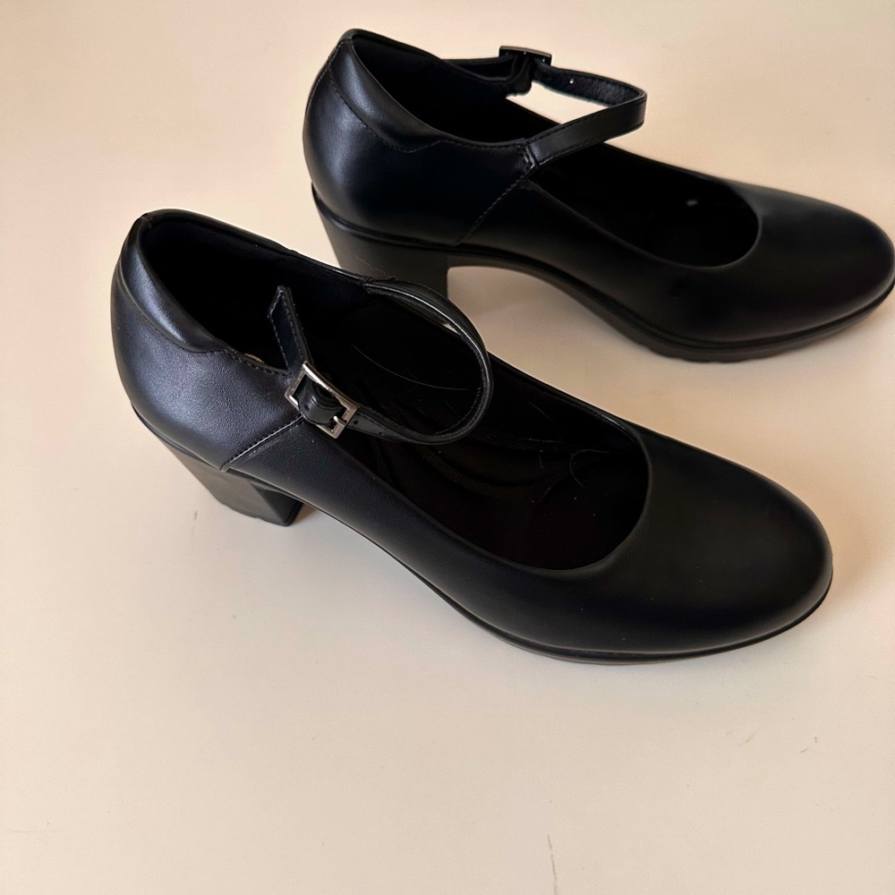 Mary Jane Black water resistant anti slip anti fatigue.  Restaurant hospitality